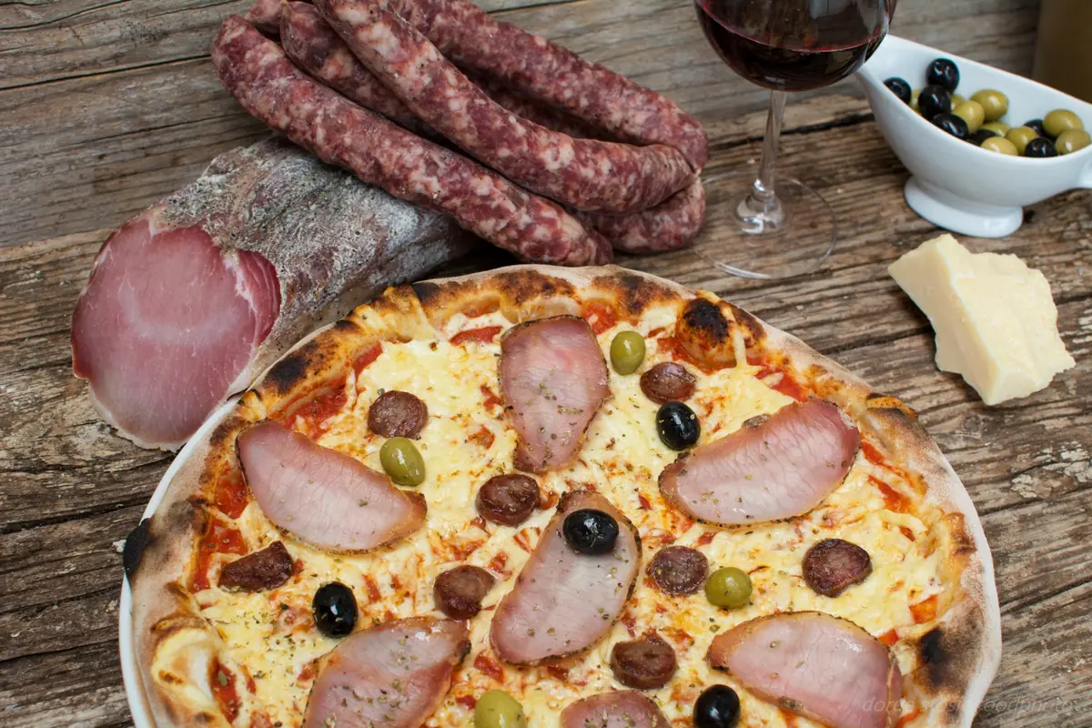 Pizza Istriana with Istrian sausage and olives